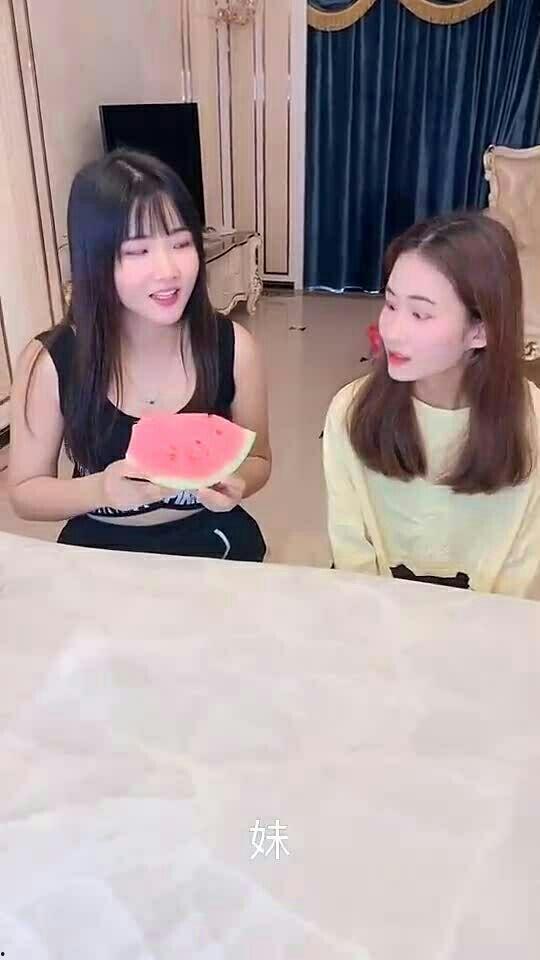 姐姐跟妹妹吃瓜,揭秘娱乐圈幕后故事  第1张