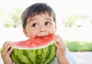 吃瓜吊人胃口难受,吊人胃口竟致难受，揭秘过度追剧的危害  第3张